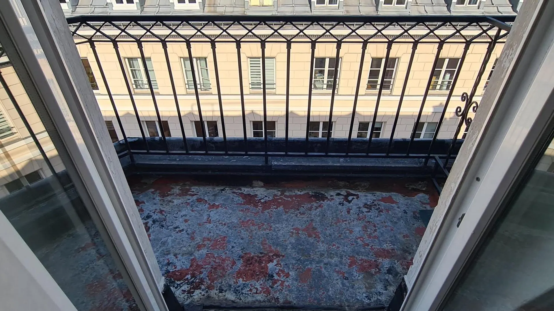 La Louisiane Hotel *