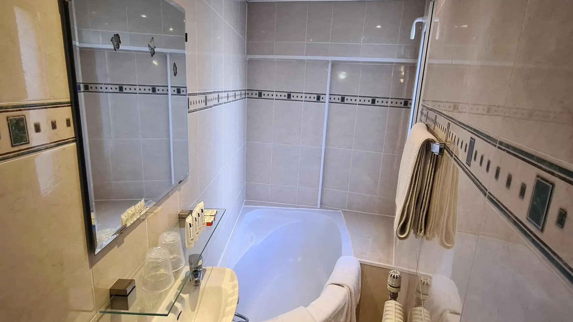 La Louisiane Otel *
